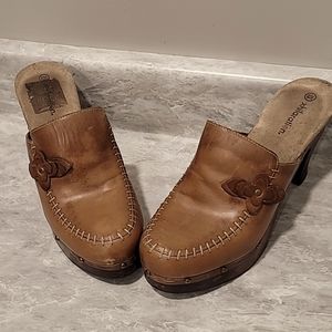 Xhilation Healed Leather Clogs US 8.5